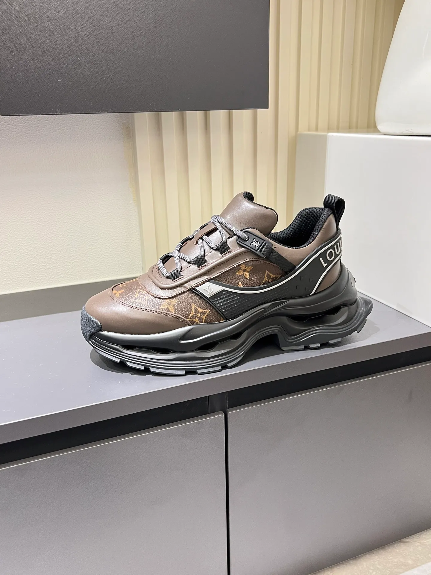 p600 "LOUI* VUITTO*" popular men's casual shoes, genuine development in Italy 💯Purchasing level quality ✔️The upper is made of first-layer cowhide, comfortable and soft sheepskin feet ⚡️ Fashionable and versatile, the toe last shape is firm and full, the soles are made from original LV molds and can be freely entered and exited the counter. Light and comfortable on the feet~Purely handmade, details determine quality! Size:39-44!